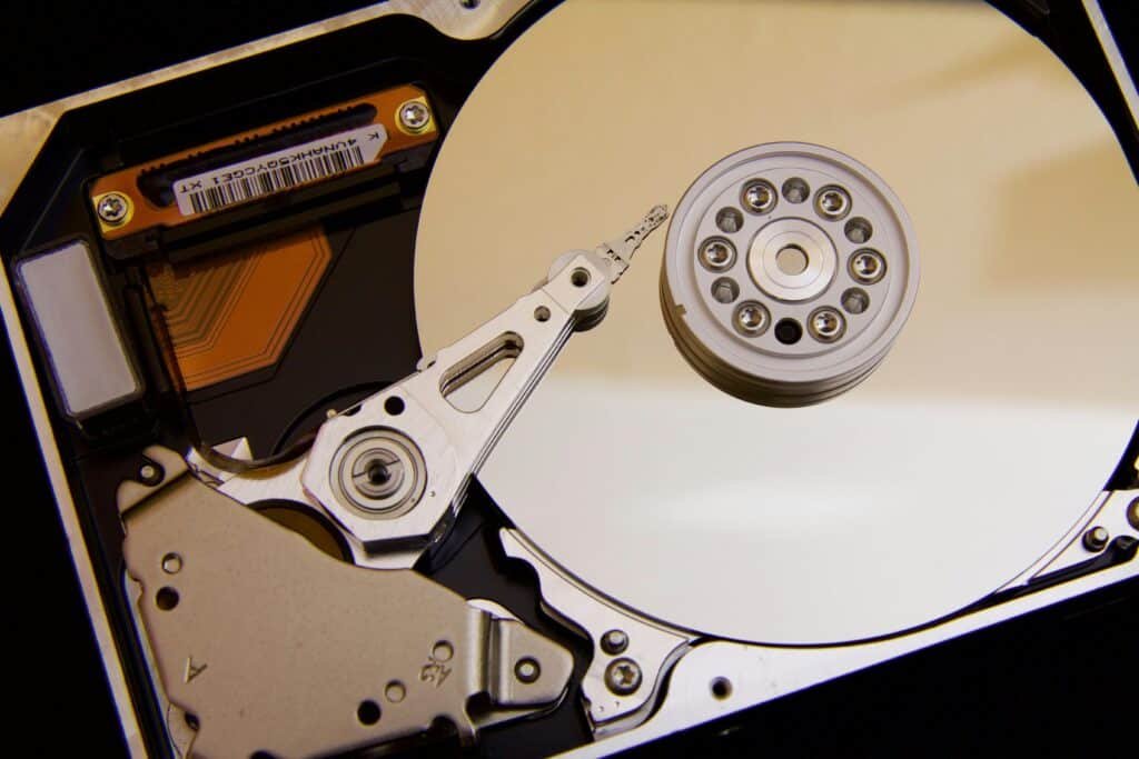 disc-reader-reading-arm-hard-drive-33278 Detailed close-up of a hard disk drive showing the actuator arm and data platters.